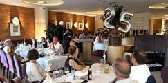 Jubilar*innen feiern ihre 25-jährige Betriebszugehörigkeit Eine Gruppe von Menschen sitzt in einem Restaurant. Sandra Stenger, bbw-Vorstandsvorsitzende, hält eine Rede.