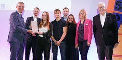 Staatliche Realschule Coburg II Schüler*innen posieren mit einem Preis für die Kamera.