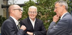 Dr. Christof Prechtl, Michael Mötter und Hubert Schurkus Drei Männer stehen im Halbkreis zueinander und unterhalten sich.