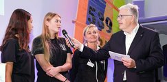 stellv. Geschäftsführer des bbw e. V. Michael Mötter Ein Mann interviewt zwei Schülerinnen.