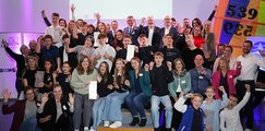 Gewinner*innen des MINT21DIGITAL-Preises Schüler*innen strahlen in die Kamera und halten ihre Arme nach oben.