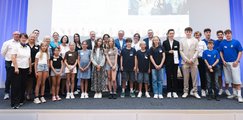 Die Siegerteams posieren mit mehreren Erwachsenen für ein Abschlussfoto. 