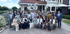 Gruppenfoto der bbw-Jubilar*innen Eine Gruppe von Menschen posiert vor einem Hotel. Luftballons zeigen die Zahl 25 an.