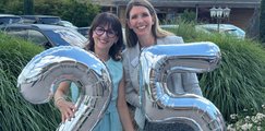 Jubilar*innen feiern ihre 25-jährige Betriebszugehörigkeit Zwei Frauen posieren lächelnd mit Luftballons in Form der Zahl 25.