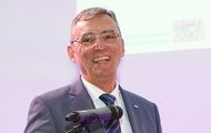 bbw-Präsident Hubert Schurkus Ein Mann hält eine Laudatio und lacht dabei.