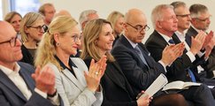Christoph Prechtl, Sandra Stenger und Anna Stolz Man sieht das Publikum von der Seite aus, alle blicken nach vorne zur Bühne und klatschen.