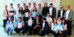 Sandra Stenger, bbw-Vorstandsvorsitzende, posiert mit den beiden Gewinnerteams des JUNIOR-Landeswettbewerbs.