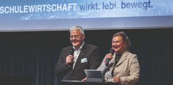 Pia Schwarz und Michael Mötter, Geschäftsführung SCHULEWIRTSCHAFT Bayern, begrüßen die Teilnehmer*innen der SCHULEWIRTSCHAFT-Tagung.