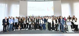 Eine große Gruppe Schüler*innen posieren für ein Gruppenbild. 