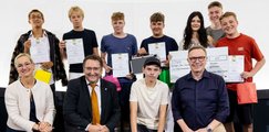 Eine Gruppe von Schülern posiert mit Wilfried Hüntelmann (links, Geschäftsführer Agentur für Arbeit München), Sandra Stenger (bbw-Vorstandsvorsitzende) und Tobias Gotthardt (Staatssekretär Bayerisches Wirtschaftsministerium).