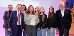 Staatliche Realschule Arnstdorf Schülerinnen halten einen Preis in die Kamera.