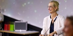bbw-Vorstandsvorsitzende Sandra Stenger steht an einem Pult und blickt lächelnd ins Publikum.