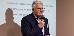 Michael Mötter, stellv. Geschäftsführer bbw e. V., hält ein Mikrofon in der Hand und moderiert die Preisverleihung.