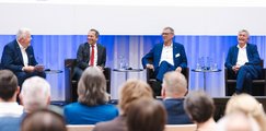 Podiumsrunde mit v.l. Michael Mötter (stellv. Geschäftsführer bbw e. V.), Martin Wunsch (Amtschef des Bayerischen Kultusministeriums), Hubert Schurkus (bbw-Präsident) und Bertram Brossardt (Hauptgeschäftsführer der vbw). 