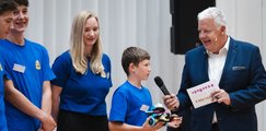 Michael Mötter (stellv. Geschäftsführer bbw e. V.) interviewt ein Schülerteam, das einen Roboter entwickelt hat. 