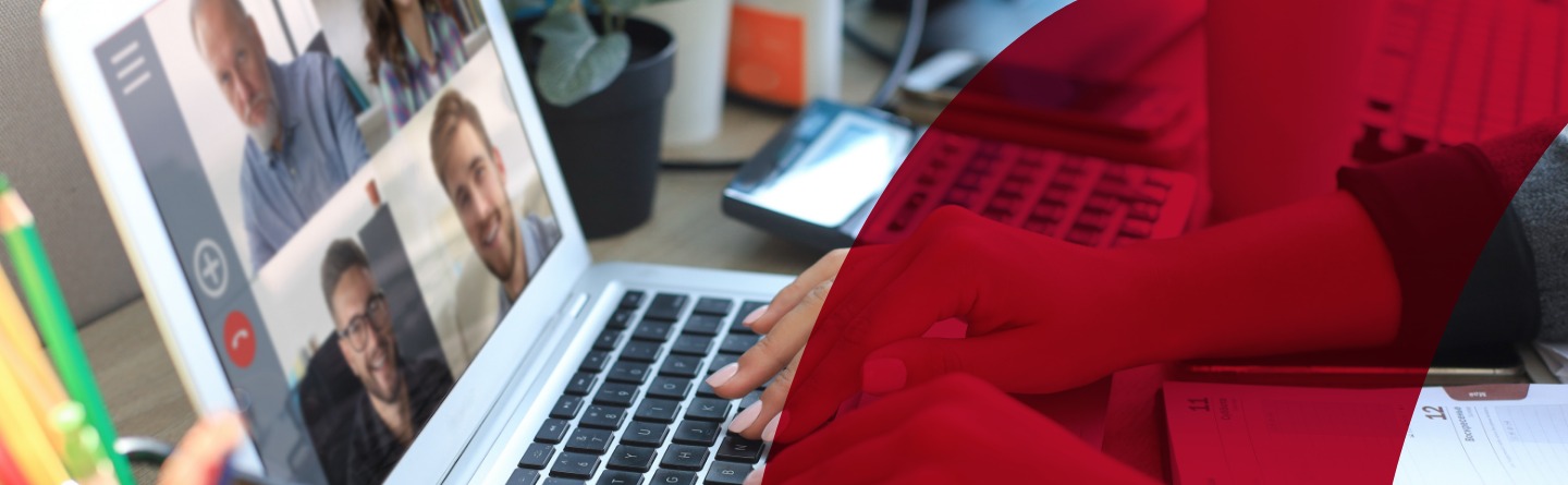 Header-Bild: Eine Frau nimmt an einem Online-Meeting mit vier Männern teil.  