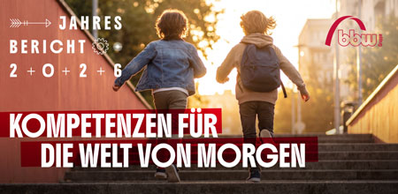 Zwei Kinder laufen eine Treppe hoch in Richtung Sonnenaufgang. Dazu heißt es: Kompetenzen für die Welt von morgen.