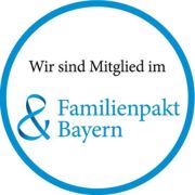 Familienpakt Bayern Blauer Kreis, in dem "Wir sind Mitglied im Familienpakt Bayern" steht.