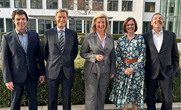 Neue Präsidentin an der HDBW Zwei Frauen und Drei Männer stehen in einem Hof vor einer Hecke und posieren für die Kamera.