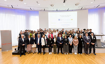 die Landessieger des diesjährigen P-Seminar-Preises Eine große Gruppe an Menschen steht auf einer Bühne und lächelt in die Kamera.