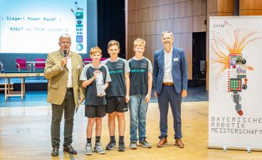 Schüler der Johann-Simon-Mayer-Schule Riedenburg Drei Jugendliche posieren mit Auszeichnung in der Hand mit zwei Männern für ein Foto.