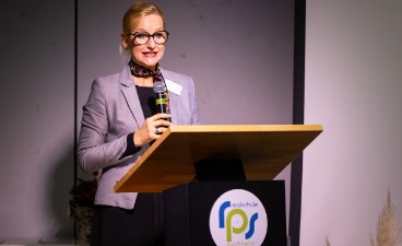 Sandra Stenger, bbw-Vorstandsvorsitzende, steht an einem Pult und hält eine Rede. Sandra Stenger, bbw-Vorstandsvorsitzende, steht an einem Pult und hält eine Rede.