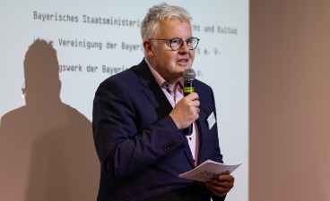Michael Mötter, stellv. Geschäftsführer bbw e. V., hält ein Mikrofon in der Hand und moderiert die Preisverleihung. Michael Mötter, stellv. Geschäftsführer bbw e. V., hält ein Mikrofon in der Hand und moderiert die Preisverleihung.