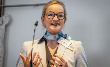 bbw-Vorstandsvorsitzende Sandra Stenger gratuliert den Gewinner*innen.