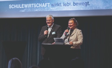 Pia Schwarz und Michael Mötter, Geschäftsführung SCHULEWIRTSCHAFT Bayern, begrüßen die Teilnehmer*innen der SCHULEWIRTSCHAFT-Tagung.