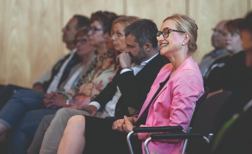 Im Publikum sitzt Sandra Stenger, Vorstandsvorsitzende der bbw-Gruppe.