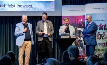 Michael Mötter und Pia Schwarz, Geschäftsführung SCHULEWIRTSCHAFT Bayern, stehen zusammen mit Hubert Altschäffl, Vorsitzender Wirtschaft, und Thomas Unger, Vorsitzende Schule bei SCHULEWIRTSCHAFT Bayern, auf der Bühne.