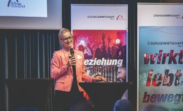 Sandra Stenger, Vorstandsvorsitzende der bbw-Gruppe, richtet ein Grußwort an die Anwesenden.