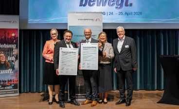 Die Vertreter*innen vom SCHULEWIRTSCHAFT Bayern posieren mit Tobias Gotthardt (2.v.l., Staatssekretär Bayerisches Wirtschaftsministerium) mit der unterzeichneten Kooperationsvereinbarung.