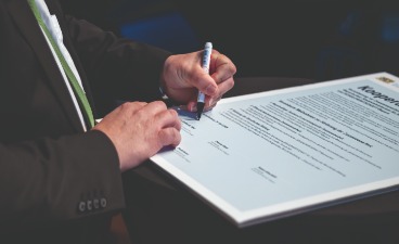 Tobias Gotthardt, Staatssekretär des Bayerisches Wirtschaftsministerium, unterschreibt die Kooperationsvereinbarung.