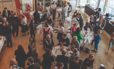 Teilnehmer*innen tauschen sich bei der SCHULEWIRTSCHAFT-Tagung in Aschaffenburg aus.