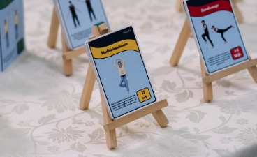 Auf einem Kartenset sind verschiedene Bewegungsübungen abgebildet. 