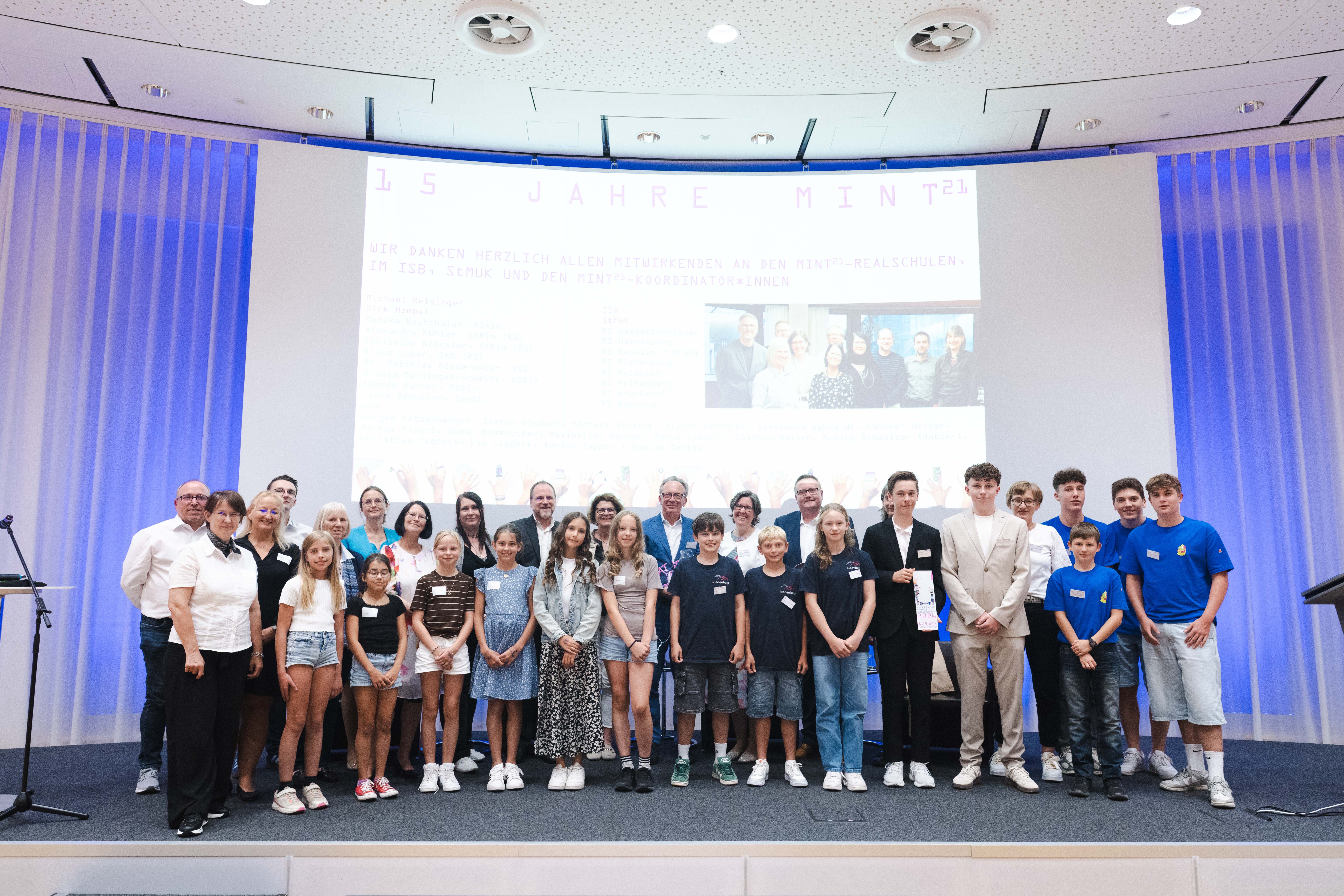 Siegerteams 2026 Die Siegerteams posieren mit mehreren Erwachsenen für ein Abschlussfoto.