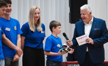 Sieger-Interview Michael Mötter (stellv. Geschäftsführer bbw e. V.) interviewt ein Schülerteam, das einen Roboter entwickelt hat.