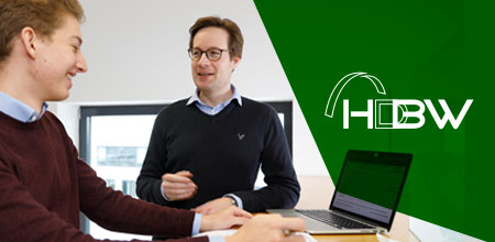 HDBW: Hochschule der Bayerischen Wirtschaft Ein Mann und ein Student unterhalten sich miteinander.