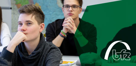 Ausbildung an den bfz-Schulen Zwei Schüler sitzen hintereinander und lauschen dem Unterricht.