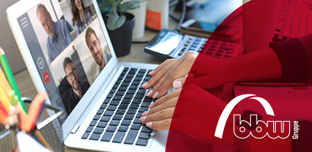 Header-Bild: EIne Frau sitzt vor einem laptop und nimmt an einem Online-Meeting teil. 