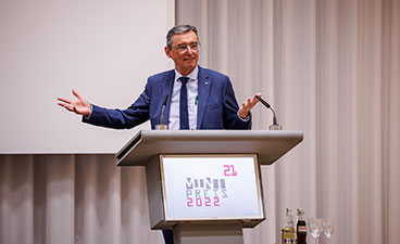 Ein Mann hält eine Rede an einem Podium.