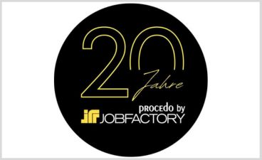 Schwarzer Kreis mit gelb-weißer Schrift: das Logo zu 20 Jahren Jobfactory