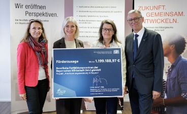 Übergabe eines Förderschecks in Anwesenheit von Ingrid Schmidt (Standortleitung Landshut), Ulrike Scharf (Staatsministerin), Dr. Iris Pfeiffer (Geschäftsführerin f-bb) und Hubert Schurkus (bbw-Präsident).