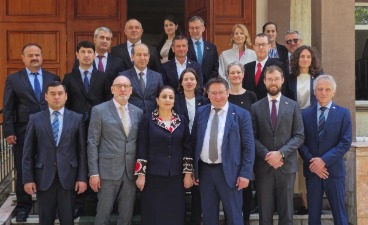 Vertreter aus Politik, Wirtschaft und Bildung posieren für ein Gruppenfoto.
