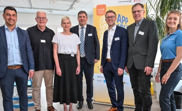 Bildungsprojekt „code your way“ im Landkreis Dillingen Mehrere Männer und Frauen posieren für ein Gruppenfoto.