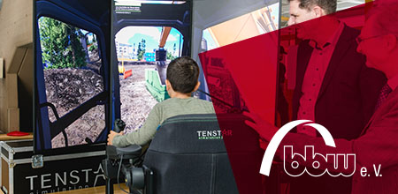 Person sitzt an einem TENSTAR-Baumaschinen-Simulator mit zwei großen Monitoren, die eine Baustelle zeigen; rechts Logo bbw e.V.