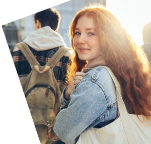 bbw e. V. Schülerin im Hintergrund Schüler
