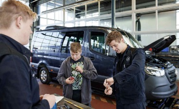 Anpacken in der Werkstatt – an fünf Tagen fünf verschiedene Unternehmen kennenlernen (© sprungbrett bayern)