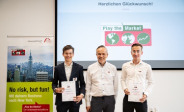 Siegerteam die ANNAlysten und Dieter Gobernatz von der Deutsche Bank Siegerteam die ANNAlysten und Dieter Gobernatz von der Deutsche Bank